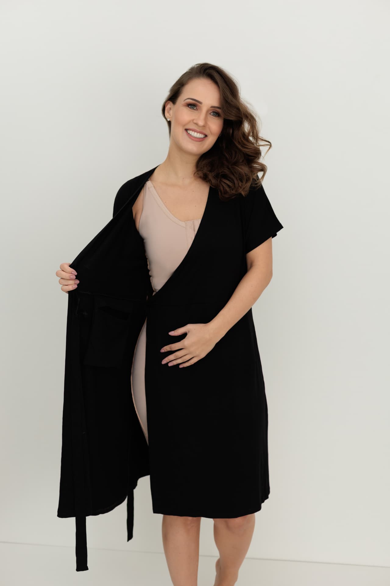 Modelo usando o Vestido Pós-Cirúrgico Poupée preto aberto sobre peça bege